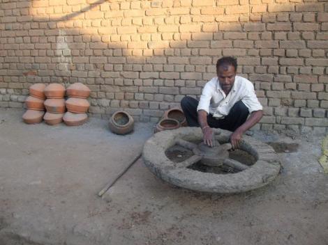 Pottery lesson, Madhya Pradesh 